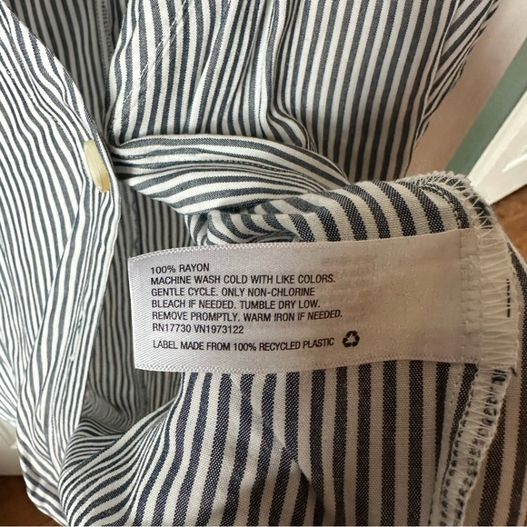 Universal Thread Top Size: L - Picture 2 of 5